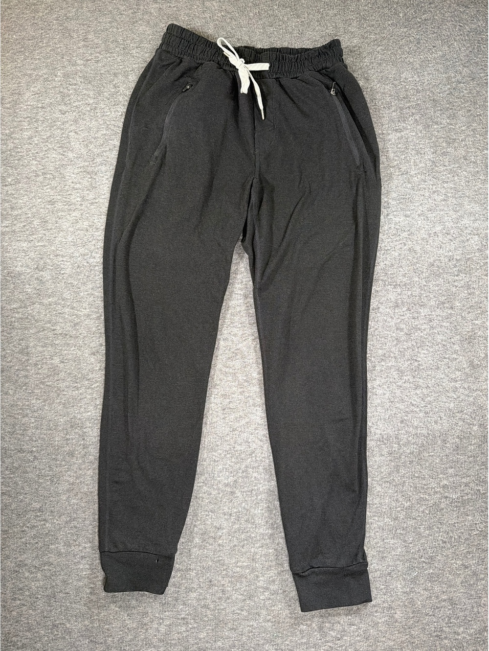 Vuori Men’s Ponto Performance Jogger Sweatpants Zipper Pockets Size Small V438